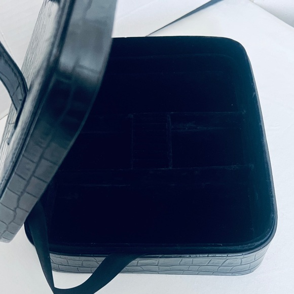 Snakeskin Top Handle TRAVEL JEWELRY CASE with Mirror and 5 Dividers. Black - Picture 5 of 16